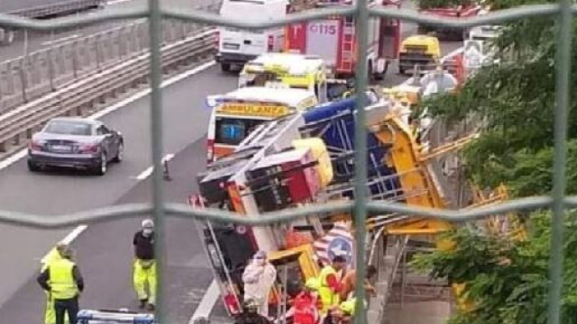 Massa Carrara, cestello meccanico si rovescia sulla A15: due operai cadono nel fiume.