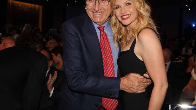 Pippo Baudo si schiera con l'amica Lorella Cuccarini: la politica starebbe per cacciarla dalla Rai.