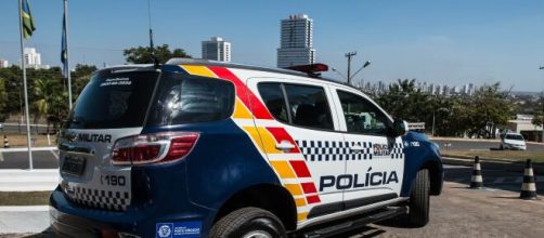 Mulher tentou capotar a viatura (arquivo Blasting News).