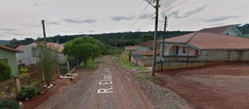 V&iacute;tima foi arrastada at&eacute; o meio da rua. (Reprodu&ccedil;&atilde;o/Google Maps)