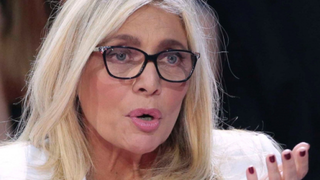 Mara Venier, il duo Ippoliti e Timperi ironizza sull'infortunio, lei: 'Due poveracci'.