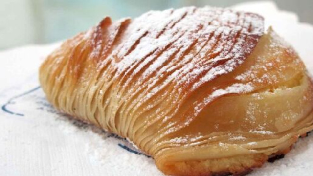 Napoli, polemica sullo scontrino: bar fa pagare 50 centesimo il taglio della sfogliatella