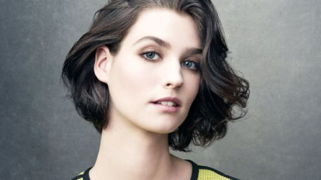 Il taglio di capelli per l'estate: il wavy bob e acconciature con il foulard.