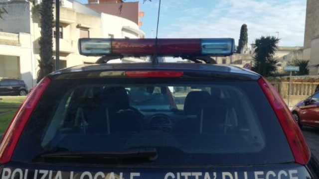 Lecce, scontro tra auto e scooter nel centro abitato: muore una ragazza di 16 anni.