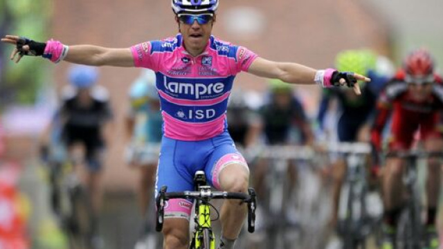 Damiano Cunego mentre taglia il traguardo.