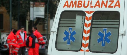 Lecce, pedone investito mentre attraversa la strada in pieno centro: non è grave