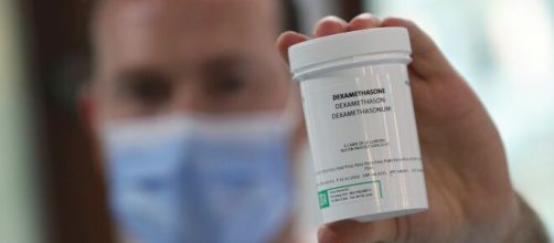 Farmac&eacute;utico muestra un frasco de Dexametasona, f&aacute;rmaco utilizado para reducir las muertes de la COVID-19