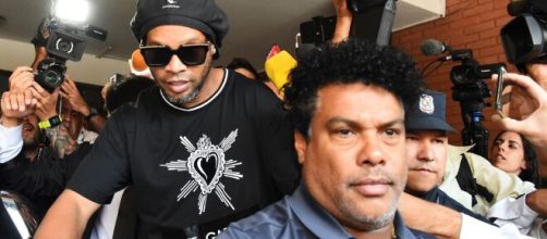 Ronaldinho e seu irm&atilde;o foram presos com passaportes falsos no Paraguai. (Arquivo Blasting News)