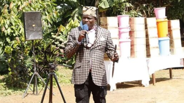 Atangana Manda Charles lors de la remise de don du mat&eacute;riel de lutte contre le Covid-19 (c) Atangana Manda