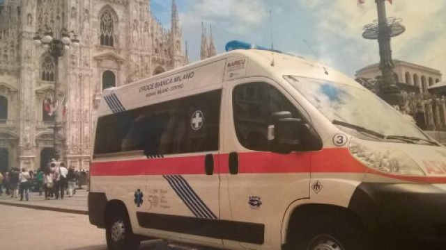 Milano, 47enne cade in casa e viene portato in ospedale, poi cade nel bagno del presidio sanitario e muore.