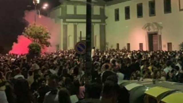 Napoli, assembramento di studenti a San Martino.