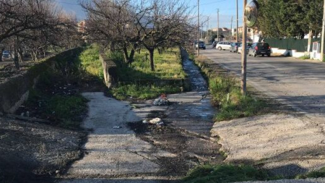 Nolano, la denuncia: una diga di rifiuti blocca i Regi Lagni, strade e case a rischio.