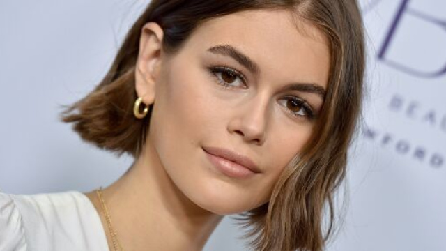 Taglio di capelli medi: il blunt bob e il semiraccolto per l'estate 2020.