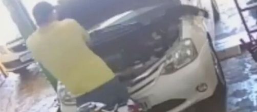 Mec&acirc;nico se assusta a ver o gato saindo do carro. (Arquivo Pessoal)