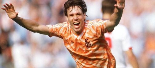 Van Basten teve sua genialidade com a bola nos p&eacute;s abreviada por les&otilde;es. (Arquivo Blasting News)
