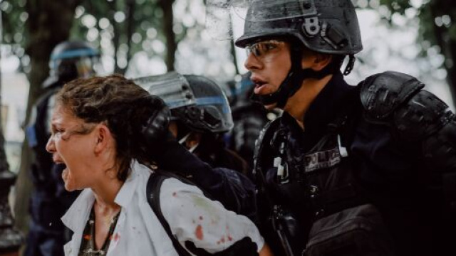 Farida, l'infirmi&egrave;re interpell&eacute;e pendant la manifestation des soignants &agrave; Paris (source : capture Twitter)