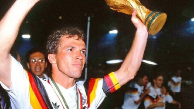 Lothar Matth&auml;us con la Coppa del Mondo vinta dai tedeschi in Italia nel 1990.