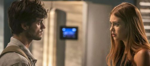 Eliza chora ao flagrar conversa do ex-namorado. (Arquivo Blasting News)