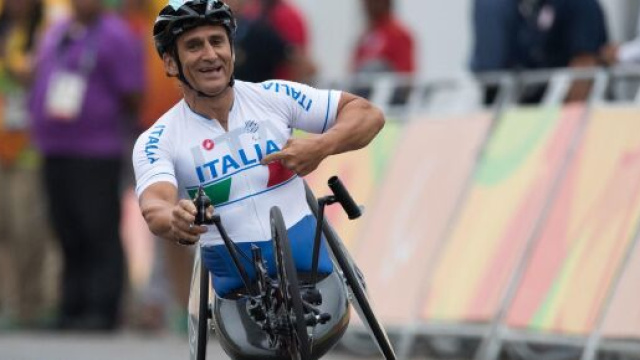 Grave incidente per Alex Zanardi: trasportato con elicottero in ospedale.