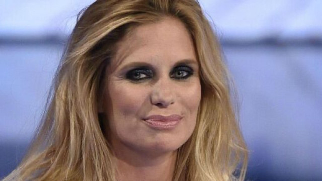 Taglio di capelli medi e acconciature: il wave long bob e lo chignon per l'estate 2020.