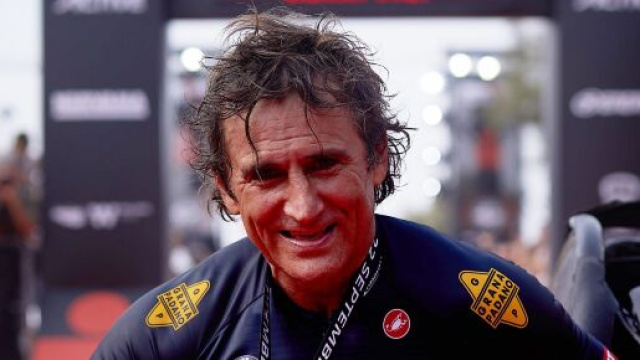 Alex Zanardi lotta per la vita all'ospedale di Siena.