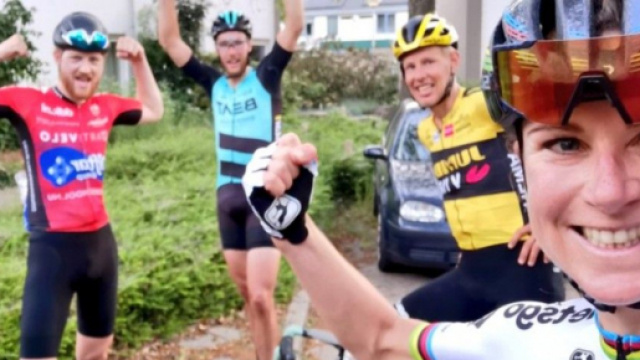 L'iridata Annemiek van Vleuten e i compagni d'avventura.