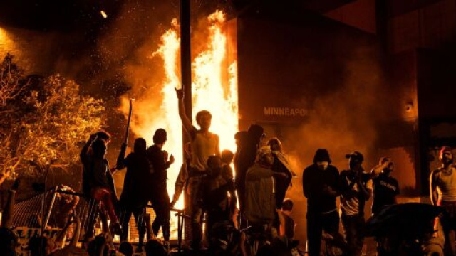 La stazione di polizia di Minneapolis incendiata dai manifestanti durante le proteste per la morte di George Floyd.
