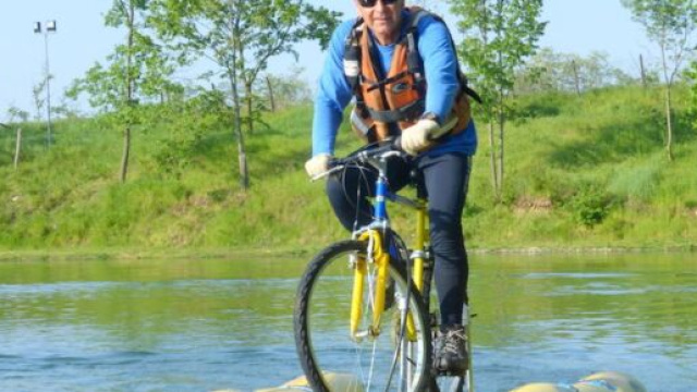 Fabrizio Bruno a bordo della sua bicicletta galleggiante.