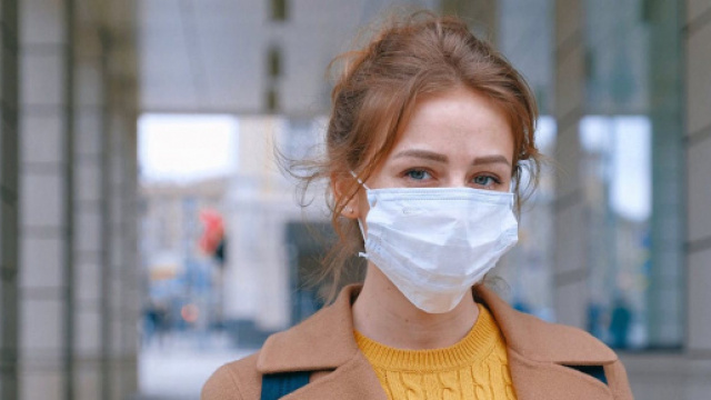 Le virus se propage avec les goutes de respiration. Credit: Pexels/Anna Shvets