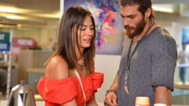 Daydreamer: momento di tenerezza tra Can e Sanem.