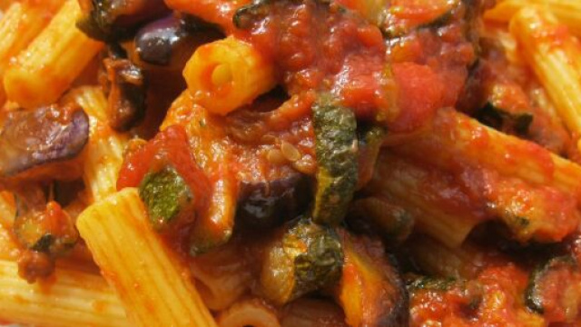 maccheroni con melanzane e zucchine, un piatto estivo.