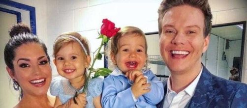 Thais Fersoza acompanhada do marido Michel Tel&oacute; e os dois filhos do casal. (Reprodu&ccedil;&atilde;o/Instagram)