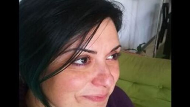 Stefania Piras, 43 anni, perde la vita cadendo dal balcone: stava scuotendo la tovaglia.