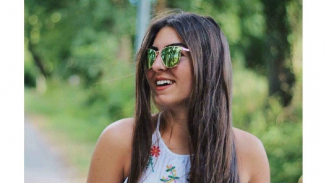 Stella deceduta in un incidente stradale: gli amici discutono la maturit&agrave; al suo posto.