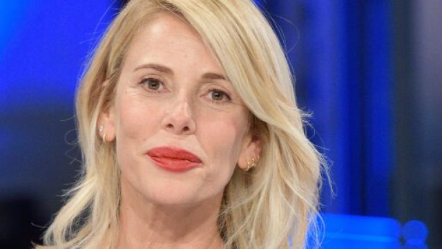 Taglio capelli corti e la tonalit&agrave; castana con riflessi biondi per l'estate 2020.