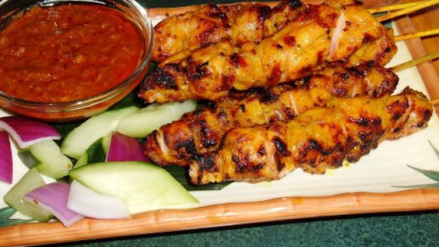 Pollo in salsa di arachidi, un delizioso piatto speziato.