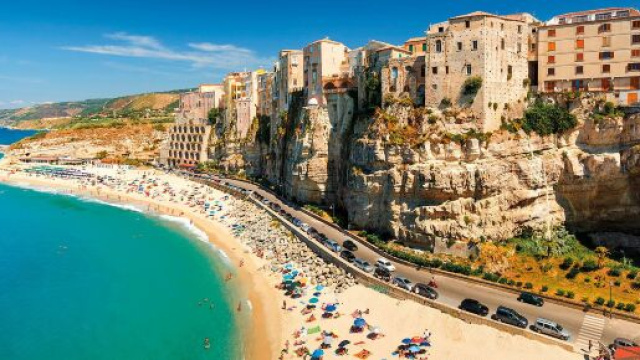 Vacanze in italia: la Calabria. In foto: Tropea, bandiera blu 2020.