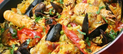 La paella mixta de pollo y mariscos es uno de los platillos m&aacute;s famosos de la cocina espa&ntilde;ola. - pinterest.de