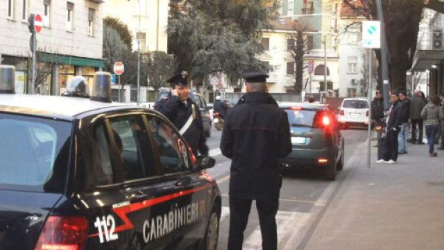 Milano, fidanzatini rubano l'auto dei genitori di lei e speronano auto dei carabinieri