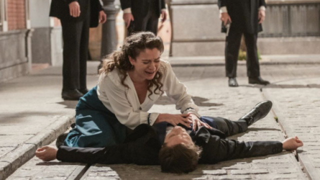 Una vita, trame fino al 4 luglio: Samuel incendia la sua casa e tenta la fuga da Acacias.