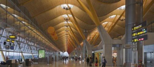 Los polic&iacute;as destinados en Barajas denuncian un protocolo no muy claro contra el coronavirus.