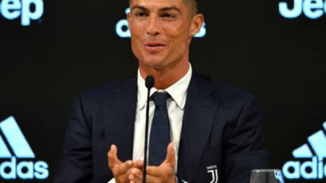 Cristiano Ronaldo si rilassa a Viareggio.