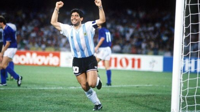 Diego Maradona, l'esultanza dopo il rigore realizzato a Napoli contro l'Italia ai Mondiali 1990.