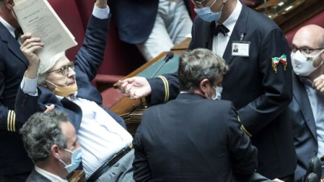 Sgarbi espulso dalla Camera e portato di peso fuori dall&rsquo;Aula