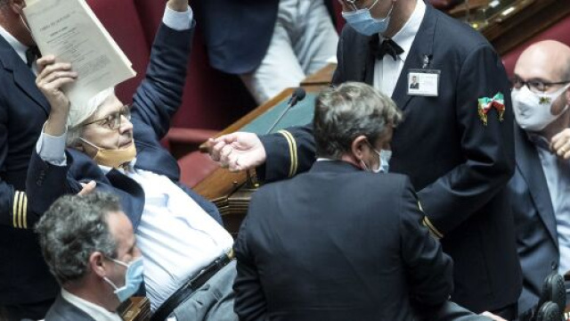 Vittorio Sgarbi espulso dalla camera e portato via di peso.