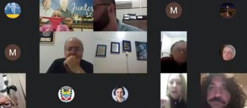 Vereador cheira calcinha em sess&atilde;o online. (Reprodu&ccedil;&atilde;o/Youtube)