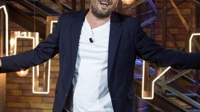 Cremonini: "Ho cambiato nome alla colf moldava, la pago", il cantante ironizza con un video.