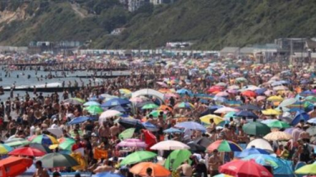 Les britanniques se rendent par milliers sur ces plages de la station baln&eacute;aire de Bornemouth (source : capture Twitter)