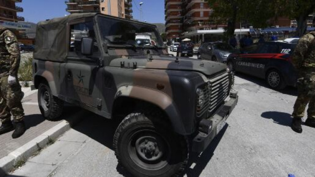 Mondragone, rivolta nella zona rossa degli ex palazzo Cirio: ferito un poliziotto.
