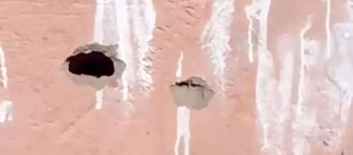 Marcas dos tiros ficaram nas paredes. (Reprodu&ccedil;&atilde;o)